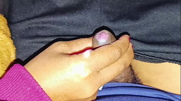 Tanteku tergila-gila pada batang mungil yang menggoda