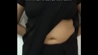 Pusar dalam dan berlekuk istri Desi yang menggoda
