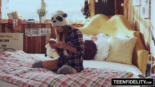 Kejutan Penuh Sperma Ayah Tiri di Lubang Mesum Shyla Ryder