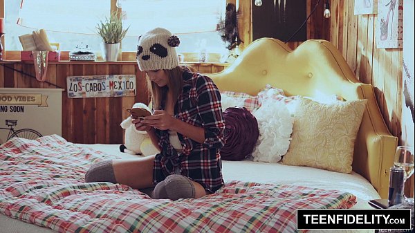Kejutan Penuh Sperma Ayah Tiri di Lubang Mesum Shyla Ryder