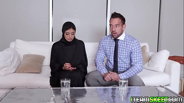 Gadis Muslim panas digoyang keras dari belakang