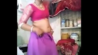 Desi bibi yang menggoda dengan tubuh seksi dan nafsu membara