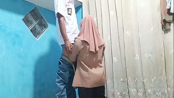 Murid menggoda bu guru dengan nafsu liar sepulang sekolah