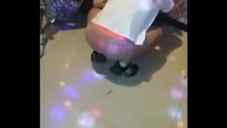 노래방에서 음란하게 팬티를 벗고 노는 야동 – 딸자닷컴
