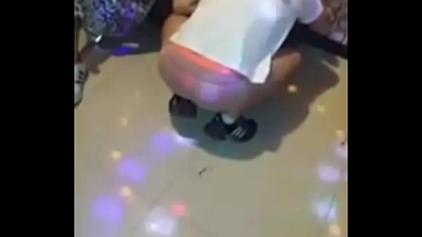 노래방에서 음란하게 팬티를 벗고 노는 야동 – 딸자닷컴