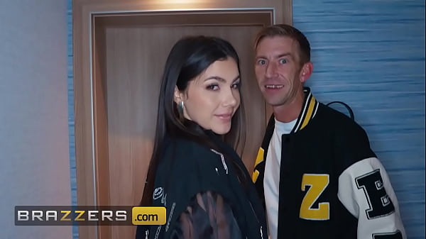 Valentina Menggila di Berlin: Rayuan Erotis Valentina Nappi untuk Brazzers