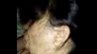 Pasangan India modern yang imut memberikan blowjob panas