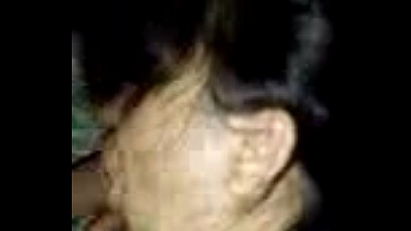 Pasangan India modern yang imut memberikan blowjob panas