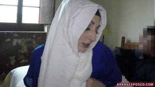 Gadis Arab cantik mengisapnya demi uang tunai