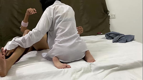 Adik Tiriku Telanjang Malam Itu dan Menunggangi Batang Besarku