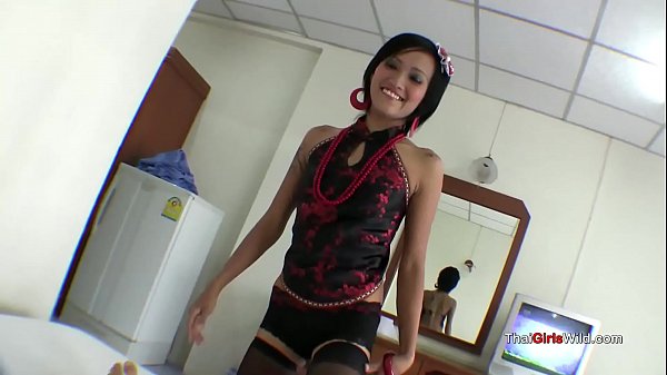 Blowjob memuaskan dari pelacur Thailand yang menggairahkan