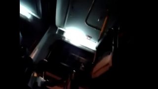Malam Pertama di Atas Bus yang Mengguncang