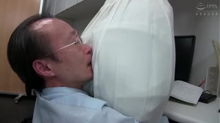 Kaki Mulus di Balik Meja Kantor Jepang