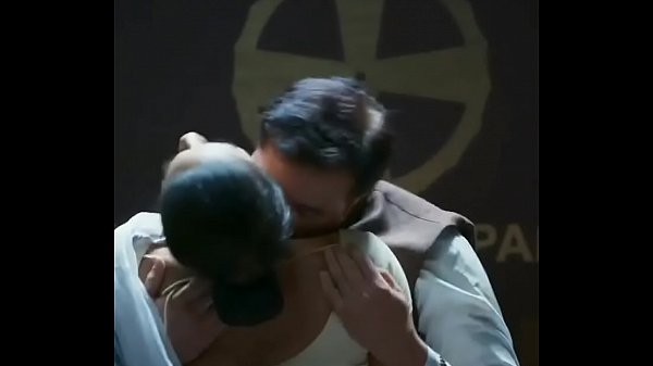 Gadis India yang Menggoda dengan Sari Transparan dan Pinggul Bergoyang