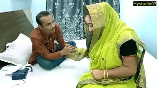 Istri seksi India butuh uang untuk pengobatan suami! Video seks amatir berbahasa Hindi