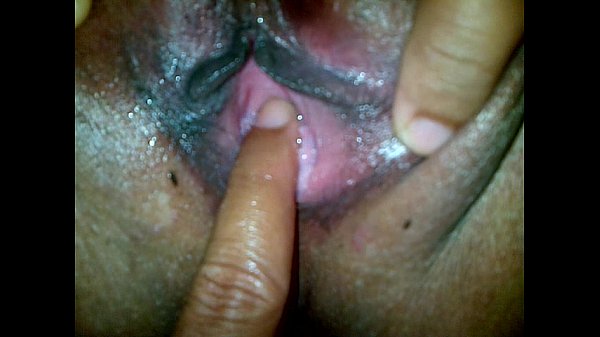 Mami Indonesia panas, pantat besar dan memek basah ditusuk empat jari lalu digencet bercinta keras