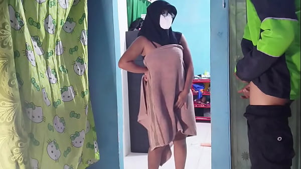 Tertangkap Basah Ojol Antar Makanan Saat Aku Lagi Asyik Main Jari