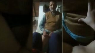 Ayah Haryanvi merobek celah ketat putrinya dalam adegan seks panas ala desi