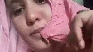 Bibi desa India dengan payudara lembut menggoda buah dadanya sendiri