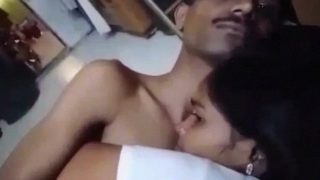 Buka-buka baju bhabhi, main di ranjang sampai puas