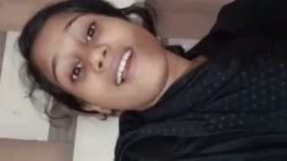 Gadis Bangladesh manis mengerang saat jari-jarinya merangsang memeknya