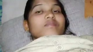 Gadis karyawan toko bunga India, Keerthi, digerogoti habis-habisan di ranjang rumahnya