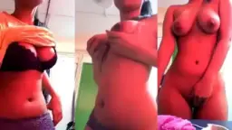 Gadis Remaja Bertubuh Mungil dengan Payudara Besar Menggoda