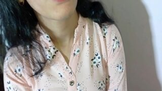 Istri kesepian dilayani nafsu oleh tuan rumah yang menggoda