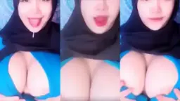 Jilboobs ARRAZYNY dengan Hijab Biru yang Menggoda