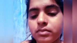 Rajni, si gadis Bengali seksi, memperlihatkan cairan basah kemaluannya yang menggoda