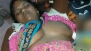 Video gadis desi lokal memuaskan diri dengan sari yang tersingkap
