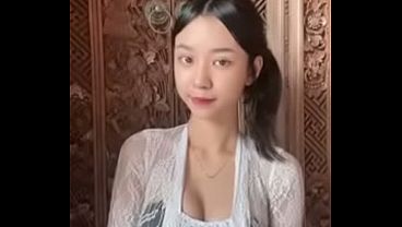 Sindi, Gadis Seksi yang Menggoda dengan Tubuh Hot dan Sensual