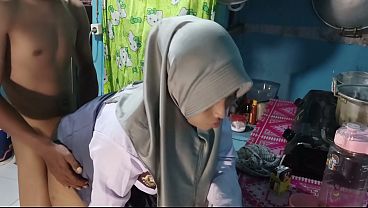 Menggoda adik tiriku yang masih berseragam usai pulang sekolah
