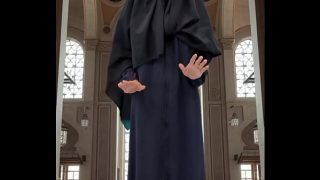 Coba-Coba Abaya dan Hijab yang Menggoda