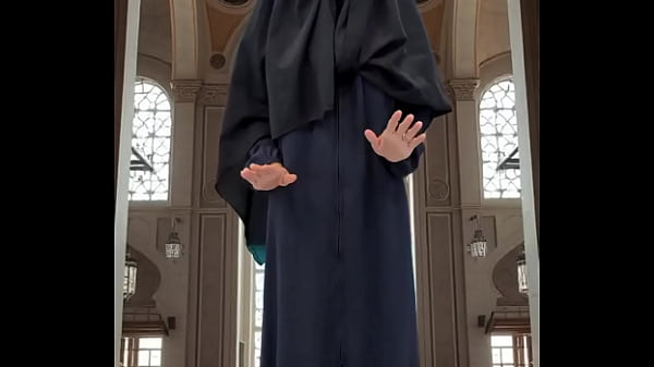 Coba-Coba Abaya dan Hijab yang Menggoda