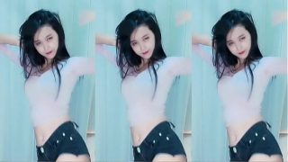 Cô gái Trung Quốc thoát hiểm trên mái nhà đang bốc cháy
