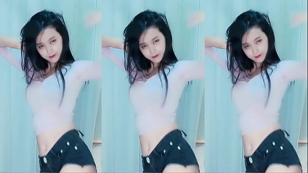 Cô gái Trung Quốc thoát hiểm trên mái nhà đang bốc cháy