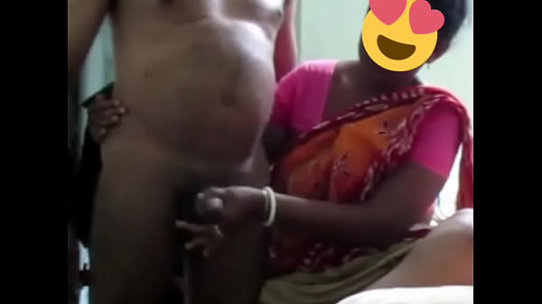 Tante Desi menggocok kontol sampai keluar air mani