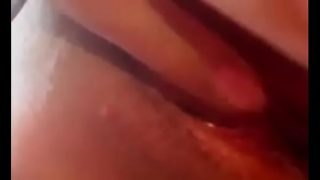Mi perra me envía un video caliente masturbándose y pidiendo verga