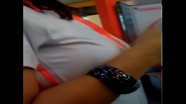 Payudara seksi Desi menggoda di balik kaos ketat