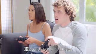 Kakak Tiri Menggila, Ngentot dengan Kontol Gede! Main Game Bareng Jadi Panas!