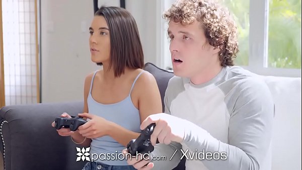 Kakak Tiri Menggila, Ngentot dengan Kontol Gede! Main Game Bareng Jadi Panas!