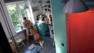 Rambut pirang liar menggodai ayah tiri di dapur