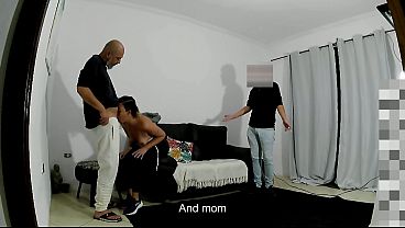 Anak tiriku terpaksa mempertemukan pacarnya dengan ayahnya.