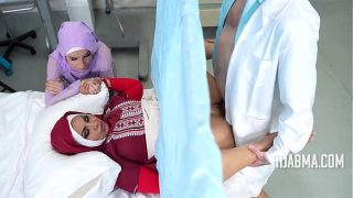 Istri Arab Mengizinkan Dokter Menghamilinya dengan Gairah Tak Tertahankan