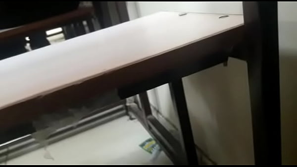 Gadis India yang menggoda dengan lekuk tubuhnya yang mempesona