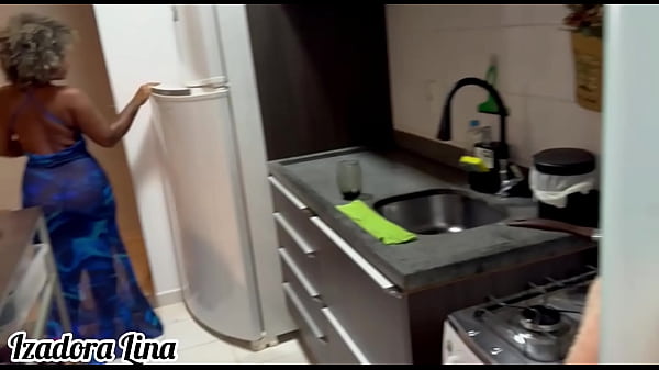 Saat rumah sepi, adik iparku menggila di dapur, menancapkan batang kerasnya dan membanjiri vaginaku dengan cairan panasnya.