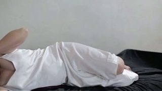 BOKEP INDO BERJILBAB DIPAKAI GAUN SATIN PUTIH DITANGGAS SAMPAI MUNCROT DALAM