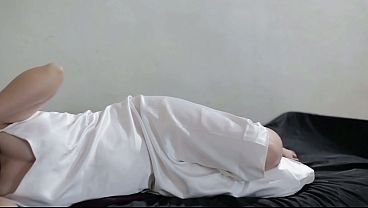 BOKEP INDO BERJILBAB DIPAKAI GAUN SATIN PUTIH DITANGGAS SAMPAI MUNCROT DALAM