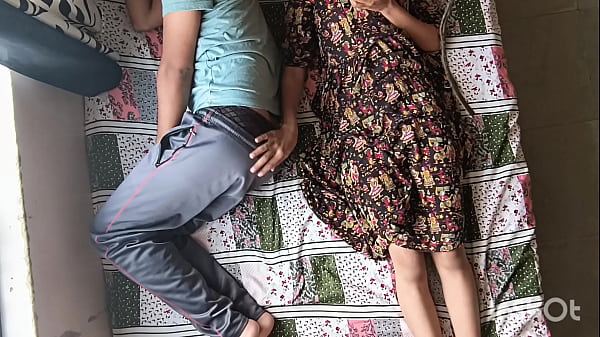 Bhabhi Shivani yang genit menggoda devar yang tertidur lalu naiki dengan pose Amazon yang liar.